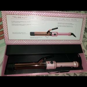 1 1/4 professional never used curling iron